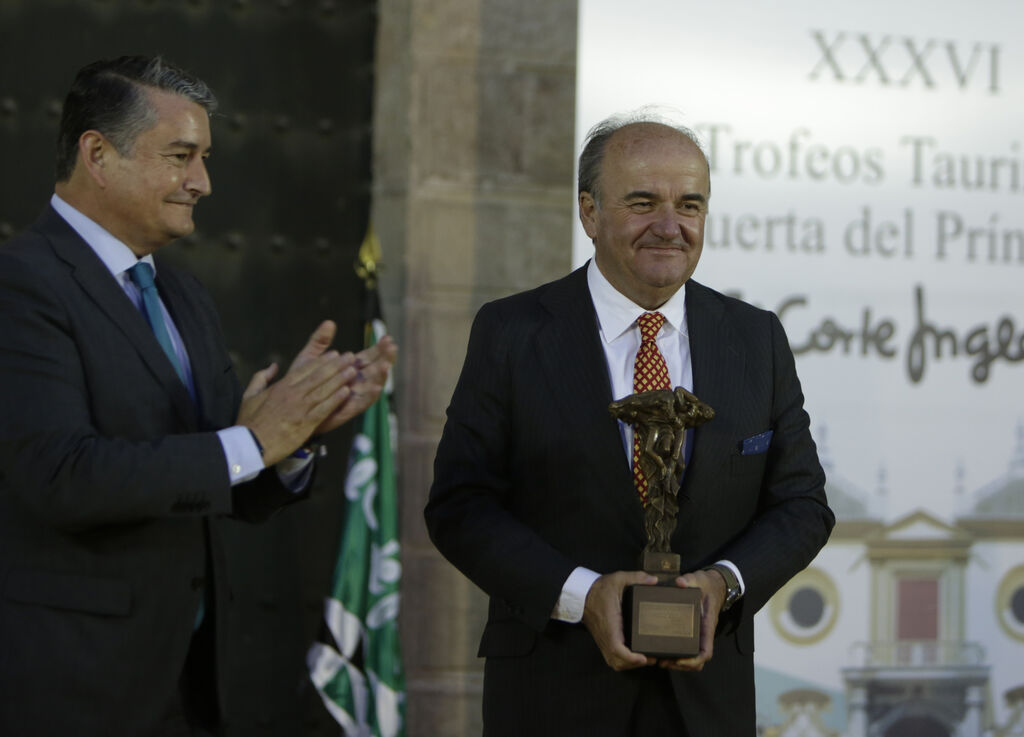 Antonio Sanz fue el encargado de entregar el premio a la mejor corrida de toros, que fue a parar a Santiago Domecq.