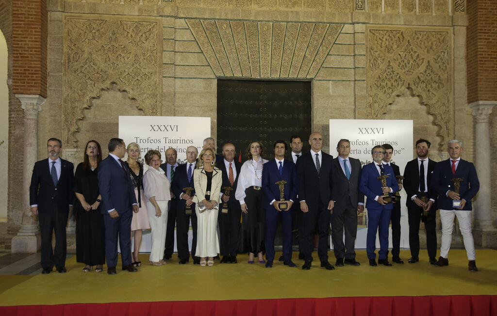 Foto de familia de la gala de entrega de premios.