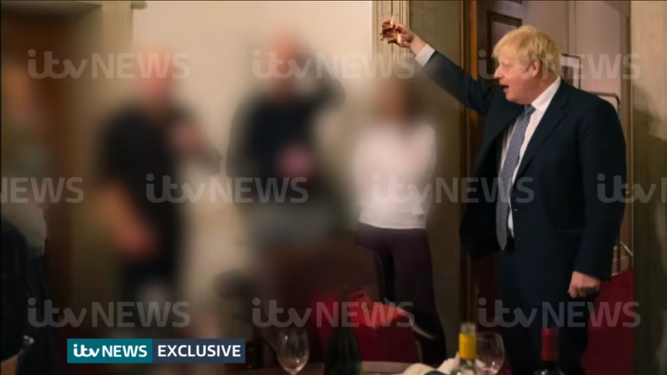 Boris Johnson brinda en Downing Street en una fiesta durante el confinamiento a la que negó haber asistido.