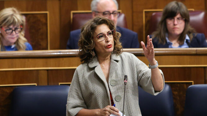 La ministra de Hacienda, María Jesús Montero, durante la sesión de control al Gobierno