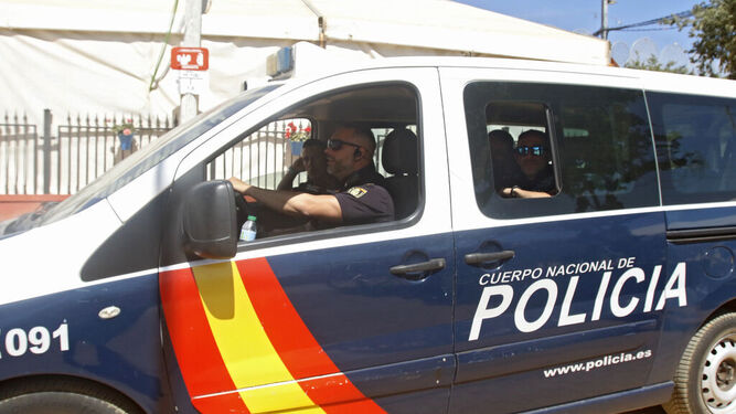 Un furgón de la Policía Nacional en El Arenal.