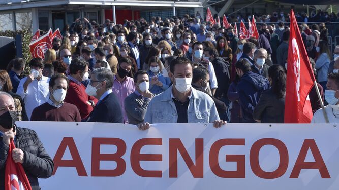 Protesta de trabajadores de Abengoa en defensa de su empleo ante la sede de la compañía.