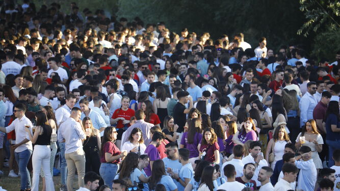 Centenares de jóvenes en el botellón del miércoles de feria.