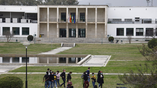 Alumnos en el Campus de Rabanales.
