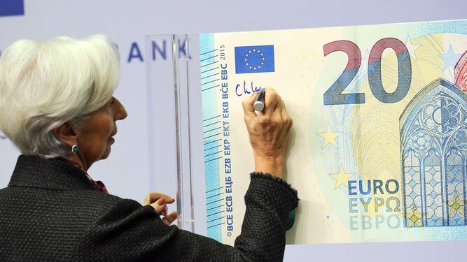 Christine Lagarde, presidenta del BCE, pone su firma en un billete de 20 euros