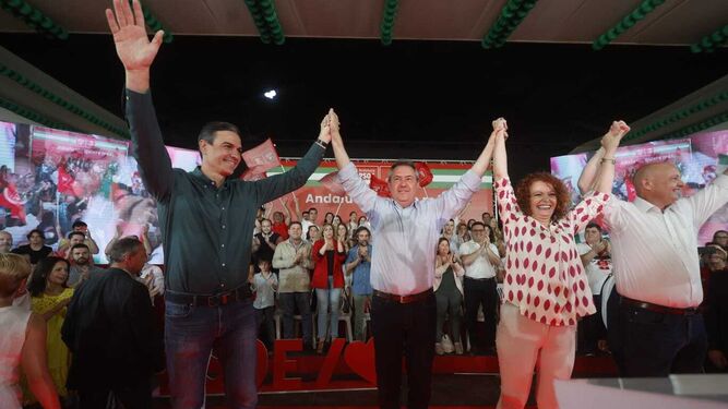 Pedro Sánchez y Juan Espadas, junto al alcalde de Dos Hermanas y la número dos en las listas del PSOE en Sevilla.