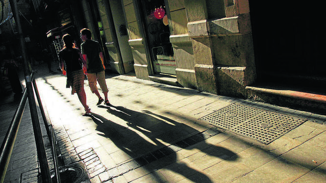 Una pareja camina por una calle.