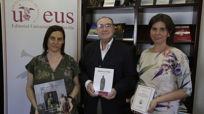 Araceli López, Manuel García y Elena Leal con los libros dedicados a Alfonso X publicados por la Editorial Universidad de Sevilla.