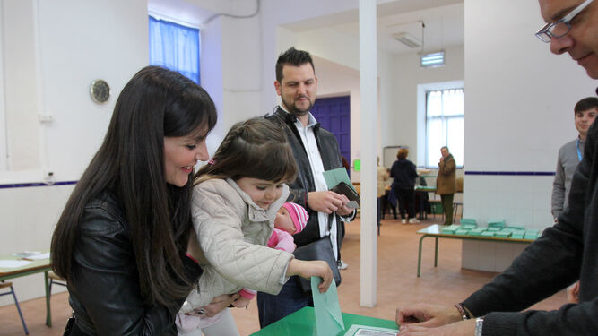 Una niña deposita una papeleta en unas elecciones andaluzas anteriores
