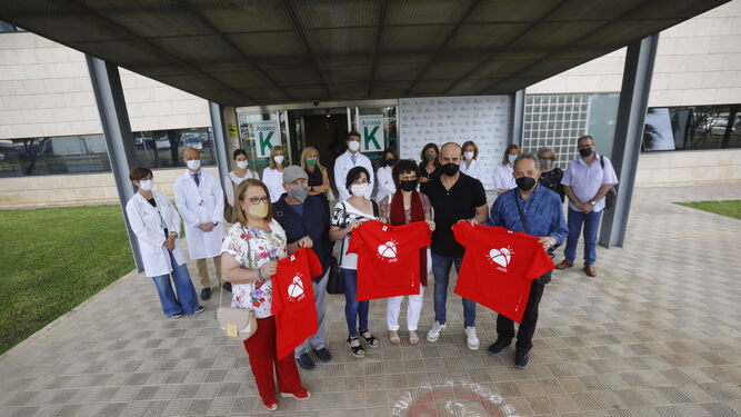 Donantes y sus cuidadores con personal sanitario en el Reina Sofía.