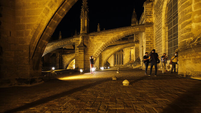 El espectacular recorrido por as cubiertas de la Catedral de Sevilla entre pináculos y arbotantes.