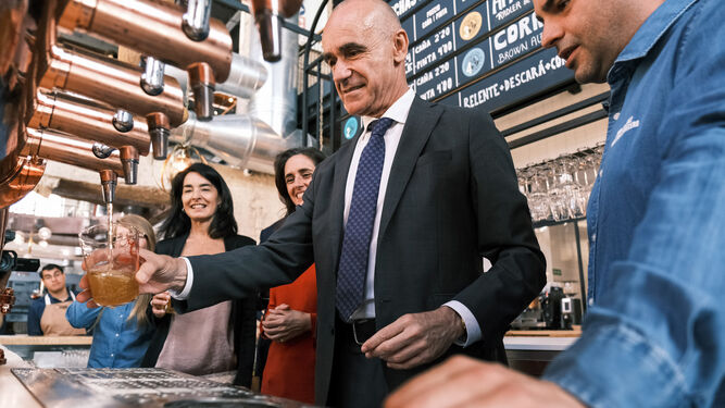 El alcalde de Sevilla, Antonio Muñoz, tira una cerveza en Factoría Cruzcampo.