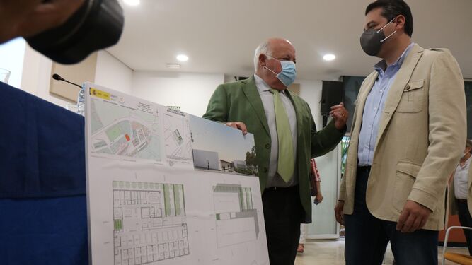Jesús Aguirre y José María Bellido presentan el proyecto del centro de salud de Alcolea.