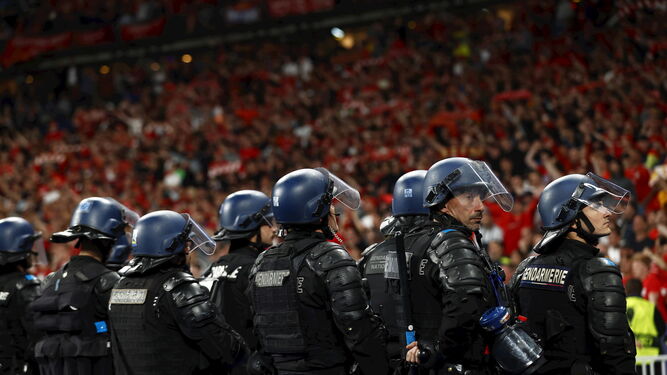 Policías, durante la final de la Champions en París.