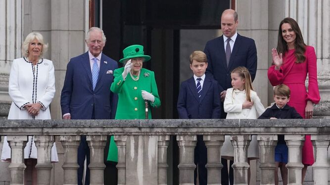 La reina Isabel II, con sus dos herederos: el príncipe de Gales y Guillermo, y sus respectivas familias.