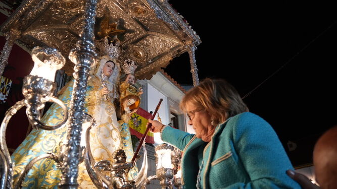 La regidora jarota, Dolores Sánchez, impone el bastón de alcaldesa perpetua a la Virgen de Luna.