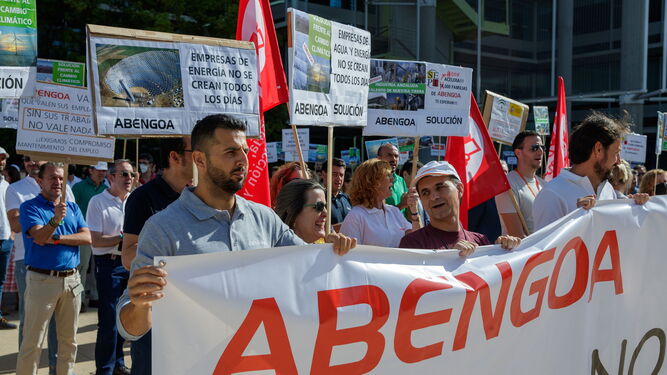 Trabajadores de Abengoa, durante una reciente protesta convocada en la sede de la empresa.