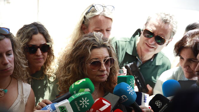 La abogada de la familia de Marta, Inmaculada Torres, atiende a los periodistas tras recoger la sentencia.