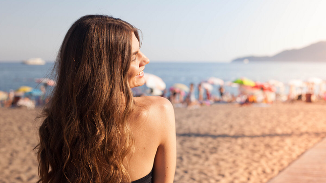 Cinco cuidados básicos del pelo en verano y olvidarte de cortarlo tras las vacaciones.
