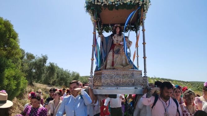 Los fieles portan a la Virgen de los Remedios en Aguilar de la Frontera.