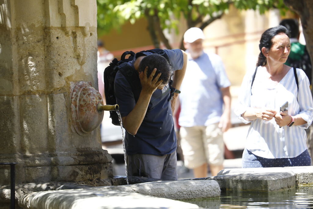 apilar Asistente salchicha Imágenes de la ola de calor en Córdoba: sombreros, paraguas y fuentes para  sobrevivir al aviso naranja