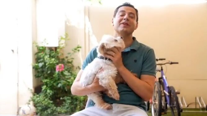 Juanma Moreno presenta en un vídeo a su perro Toby