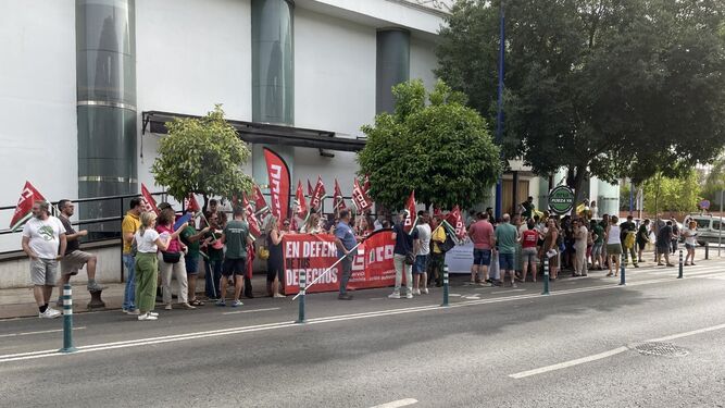 Protesta de trabajadores de la Junta frente a la sede de la RTVA en Sevilla