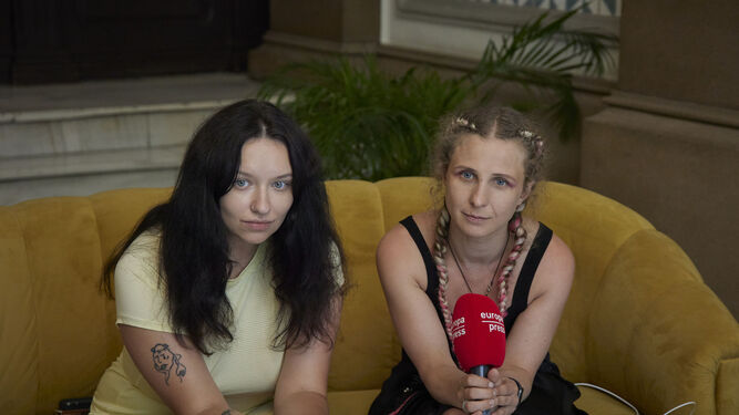 Olga Borisova y Maria Aliójina, del colectivo ruso feminista de punk-rock
