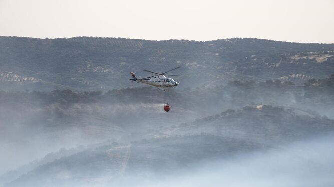 Un helicóptero trabaja en las labores de extinción del incendio declarado en Pozoblanco.