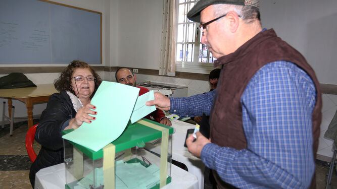 Un ciudadano deposita su voto en Chiclana en las elecciones autonómicas de 2018