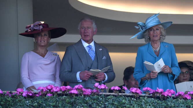 Carlos de Inglaterra, su esposa Camilla de Cornualles (a su dcha.), y la condesa de Wessex, esposa del príncipe Eduardo (a la i.)