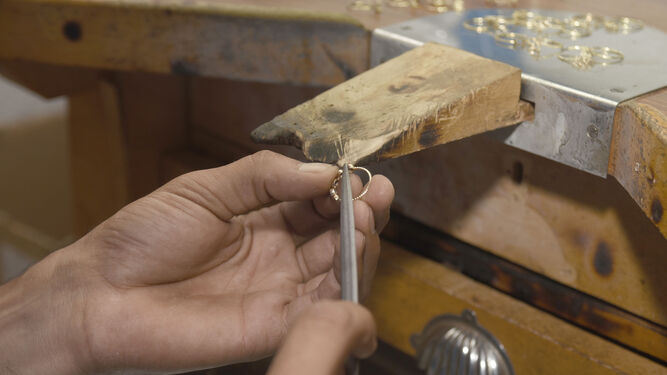 Un joyero trabaja una pieza en su taller de Córdoba.