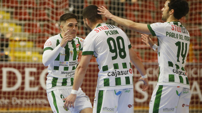 Álex Viana celebra un gol junto a Perin y Pablo del Moral.