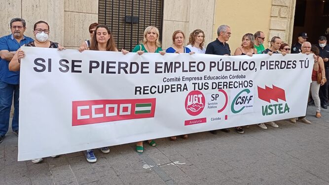 Asistentes a la protesta ante la sede de la Delegación del Gobierno de la Junta en Córdoba.