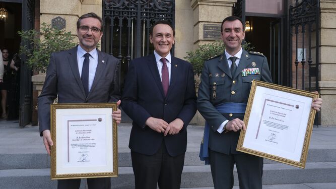 Entrega de la medalla Abderramán III al coronel Juan Carretero y al rector de Jaén.