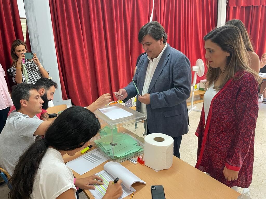 Gabriel Cruz vota en las elecciones andaluzas.