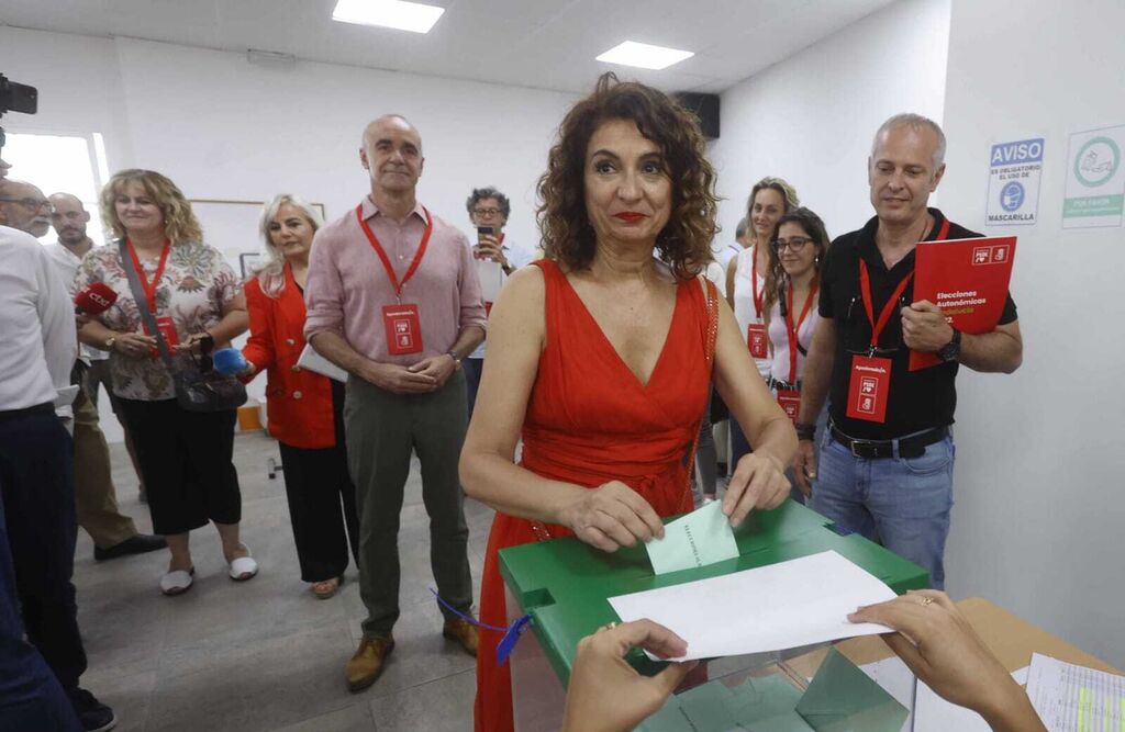 La ministra de Hacienda, Mar&iacute;a Jes&uacute;s Montero, vota en Sevilla.