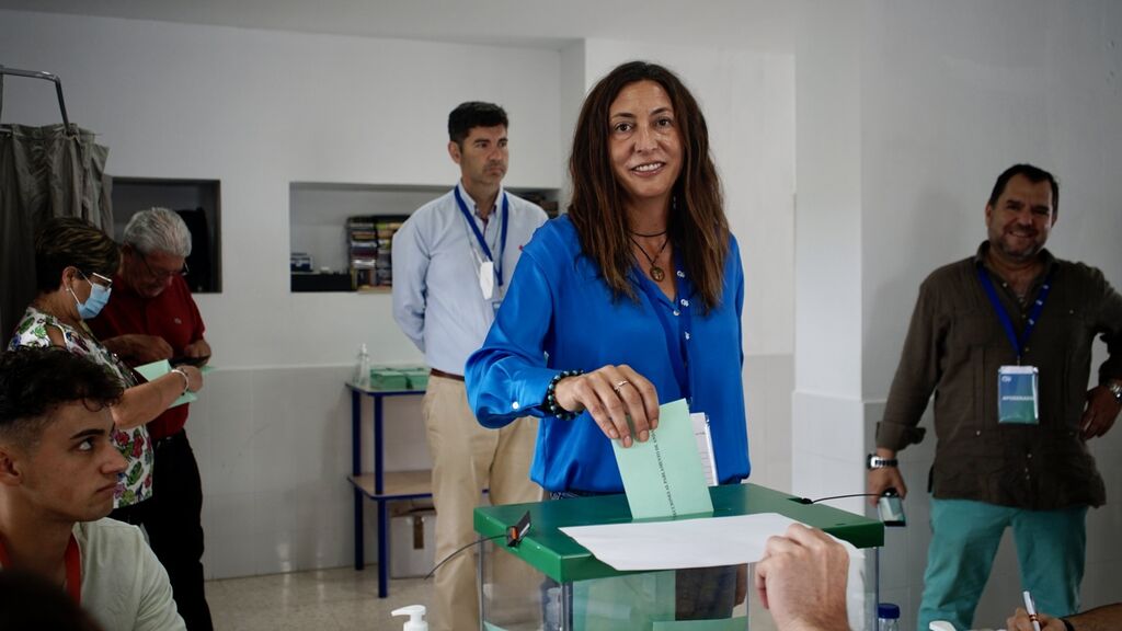 Loles L&oacute;pez vota en la guarder&iacute;a municipal de Valverde.