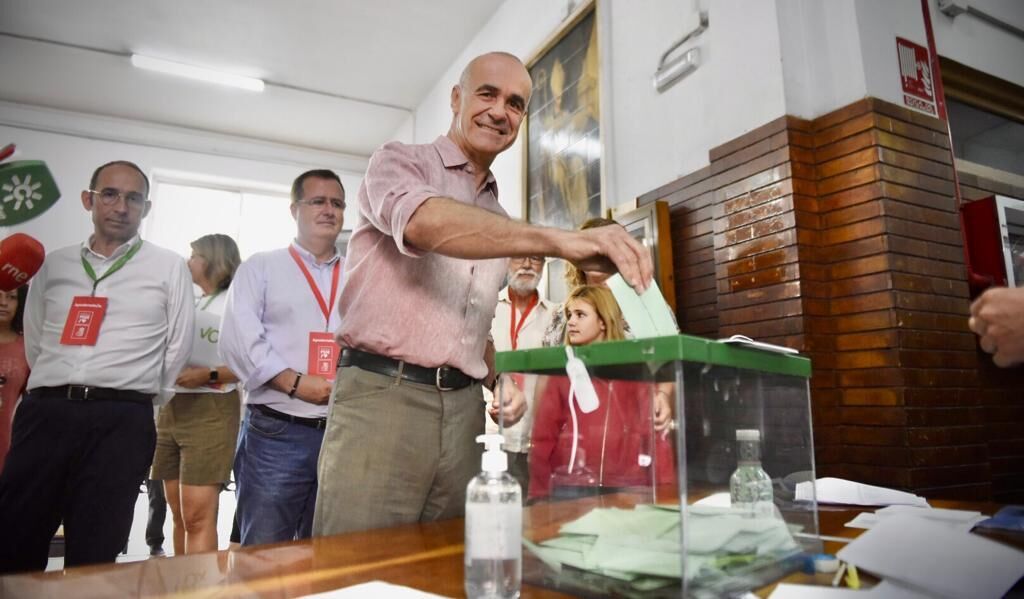 El alcalde de Sevilla, Antonio Mu&ntilde;oz, vota en las elecciones andaluzas.