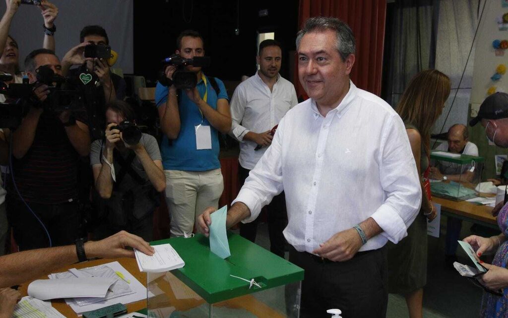 El candidato socialista, Juan Espadas, en el momento de votar.