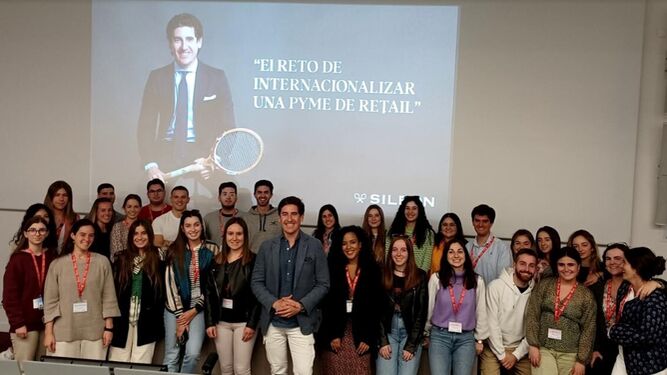 Pablo López con los alumnos de tercero del Grado en  Gestión Aplicada de la Universidad de Navarra