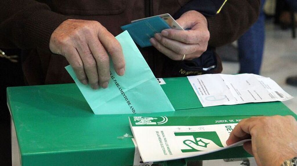 Un sobre en una urna en unas elecciones andaluzas.