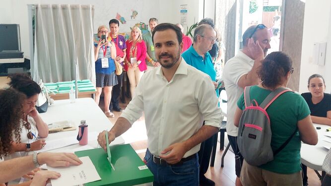 Alberto Garzón deposita esta mañana el voto en la urna.