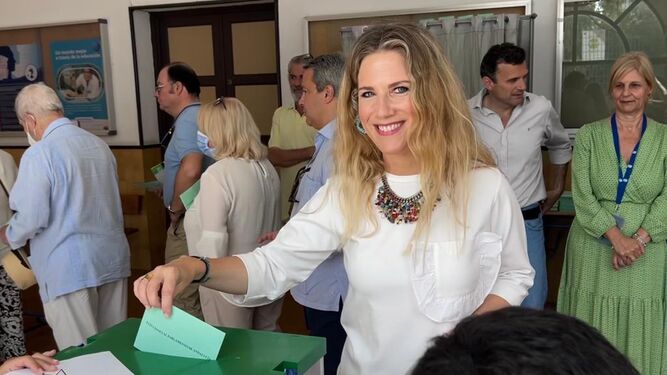 Ana Mestre deposita su voto en  su colegio electoral en Jerez.