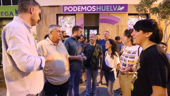 Alejandro García e integrantes de la candidatura fuera de la sede de Podemos.