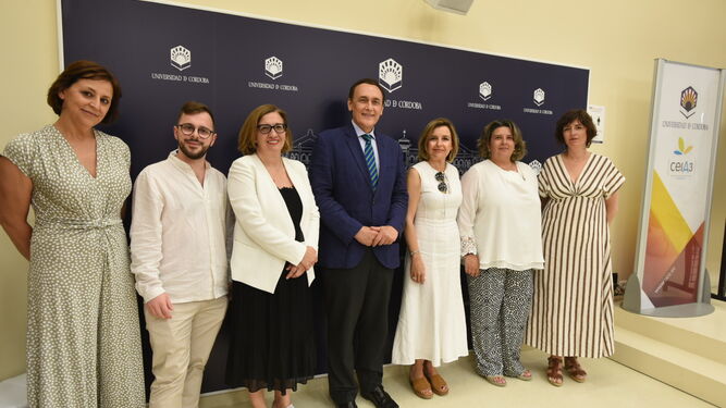 Foto de familia tras la firma del acuerdo entre la Universidad de Córdoba y la Fundación ONCE.