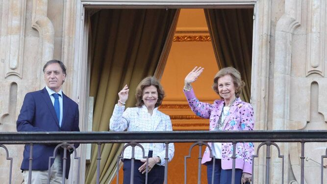 Las reinas saludan desde el balcón consistorial de Salamanca.