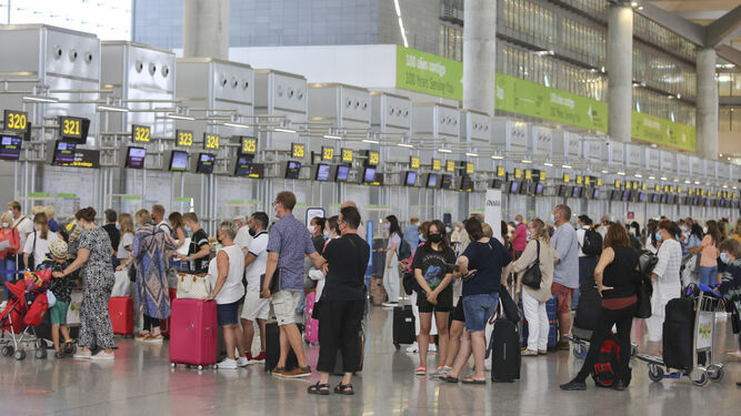 Pasajeros en el aeropuerto de Málaga.