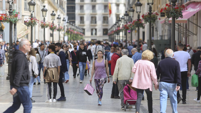 Personas en la calle Larios en Málaga capital.