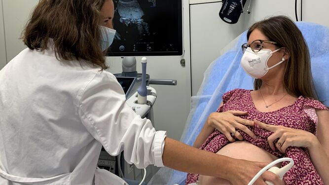 Una paciente en una consulta de Diagnóstico Prenatal de Quirónsalud.